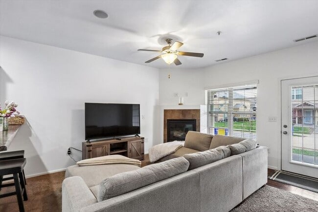 Building Photo - $1,950 | 3 Bedroom, 2.5 Bathroom Town Home | Pets Allowed | Available for August 1st Move-In!