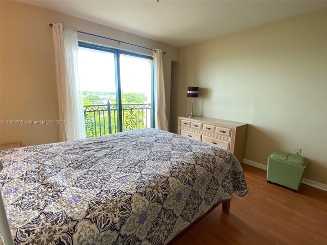 Foto del edificio - 5741 Sunset Dr