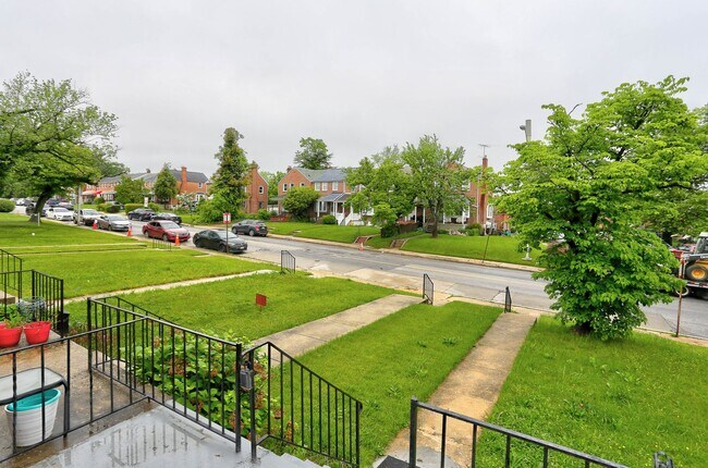Building Photo - 3-Bedroom 2-Bath Row Home Minutes from Mor...