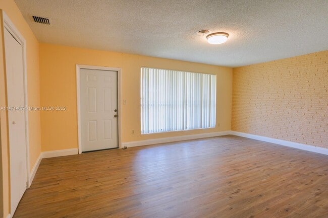 Foto del edificio - 135 NW 208th St