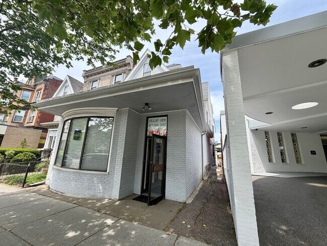 Building Photo - 1674 Beacon St