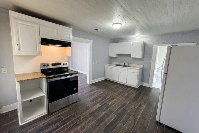 Building Photo - 730 Searcy Ave