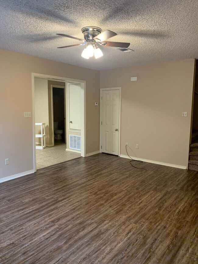 Foto del edificio - 507 Valley Dr