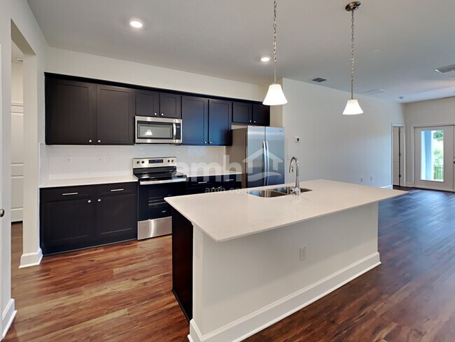 Foto del edificio - 1020 Island Pond Dr