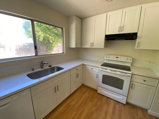 Foto del edificio - 3 Bedroom 2 Bathroom Home In Rosemont