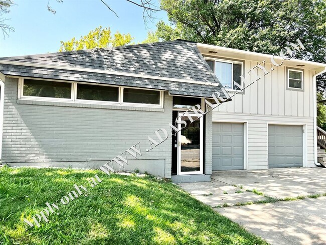 Foto del edificio - Spacious Shawnee Duplex-Available NOW!!