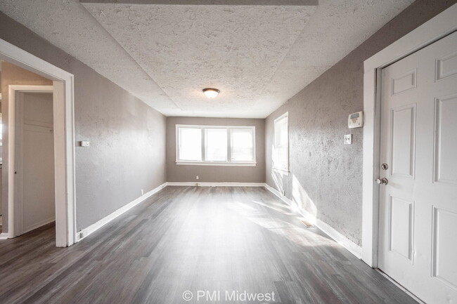 Building Photo - "Charming 2-Bed Home in Indianapolis – Coz...