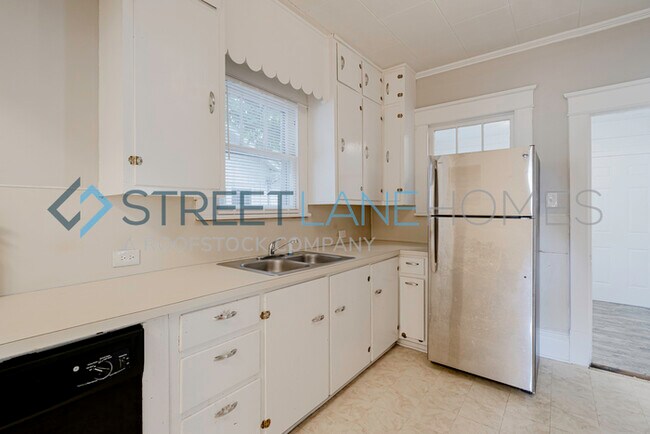 Building Photo - Charming 2 Bedroom in Salisbury!
