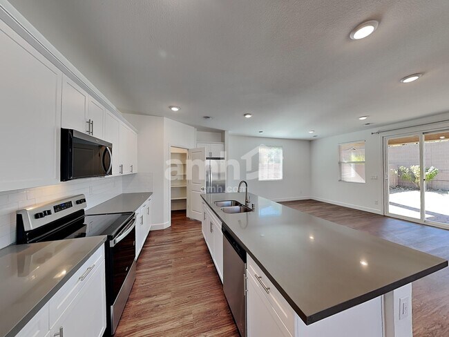 Foto del edificio - 9123 Taft Point Ct