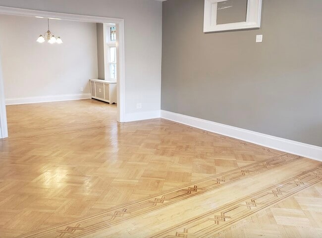 living room - 43 W 41st St