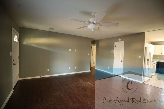 Building Photo - Move in special $800!! 3 bed, 2 bath home with a huge, fenced yard near Valley View school!!