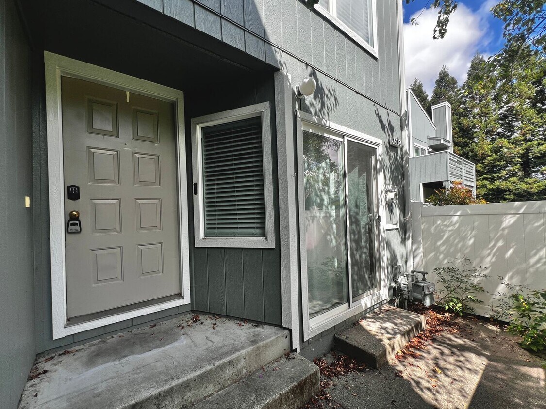 Foto principal - Charming 3-Bedroom Home in Desirable Rohne...