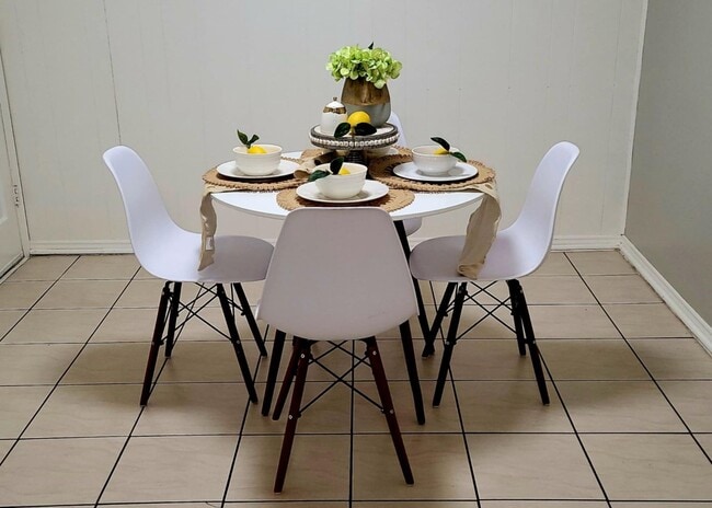 Building Photo - 3 bed room home for rent in Moore!  2 baths, 2 car garage with fenced yard near Santa Fe and SW 4...