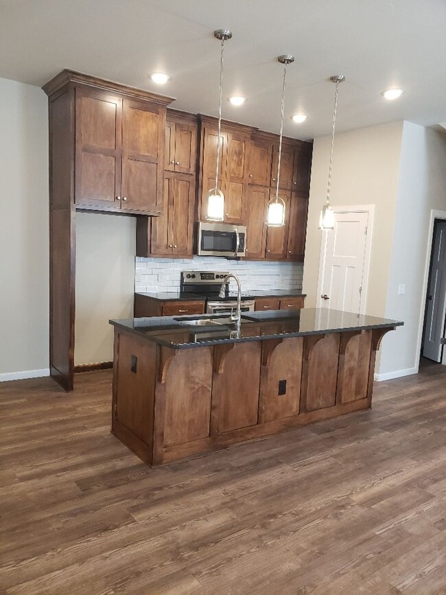 Building Photo - $500 OFF 1ST MONTH RENT