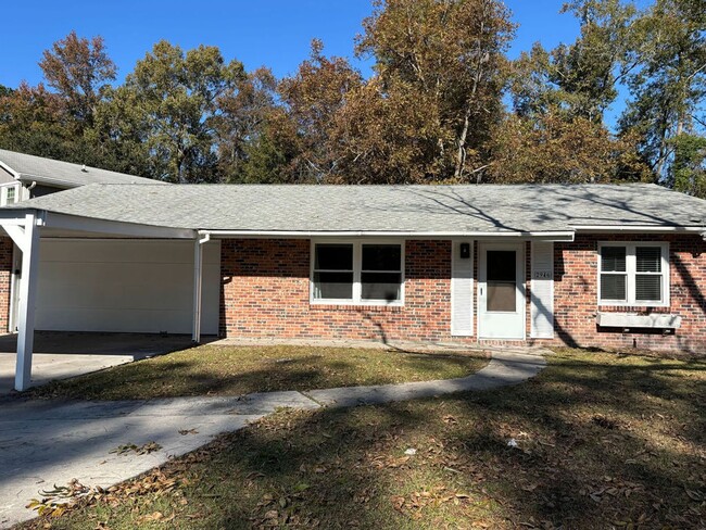 Building Photo - FULLY RENOVATED! 4BR/2BA Home Available No...