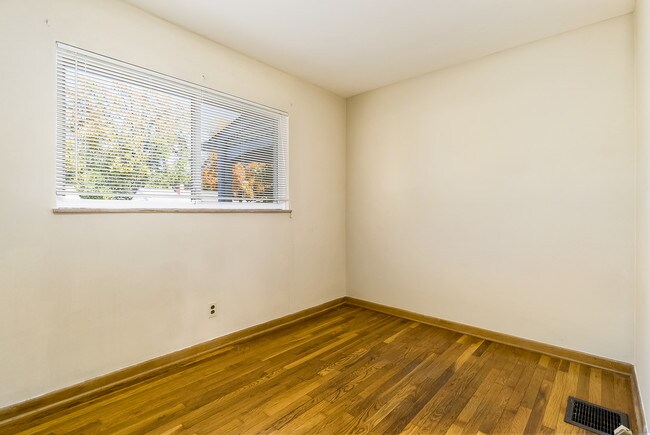 Building Photo - 2559 Shrewsbury Rd