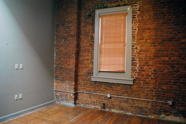 Building Photo - 829 S Railroad Ave
