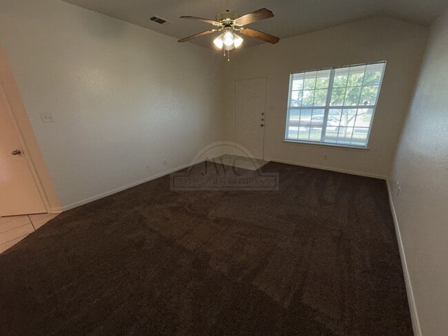 Building Photo - 1303 Cinch Dr