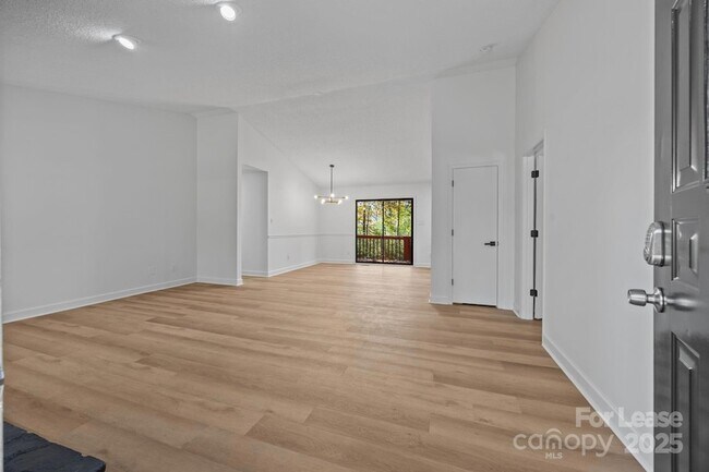 Foto del edificio - 6227 King George Dr