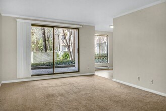 Building Photo - 9 Commodore Dr
