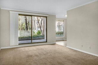 Building Photo - 9 Commodore Dr