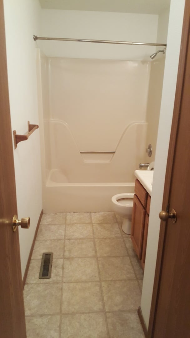 Building Photo - 2 bed 1 bath duplex w/ 1 car garage! Lawn ...
