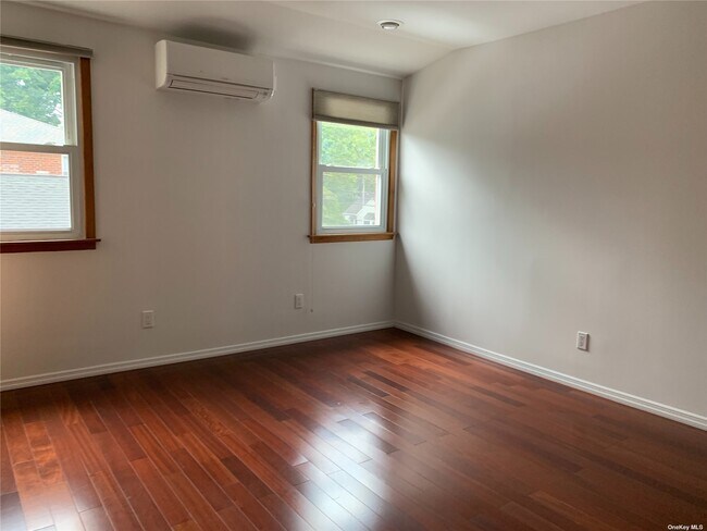 Foto del edificio - 251-24 57th Ave