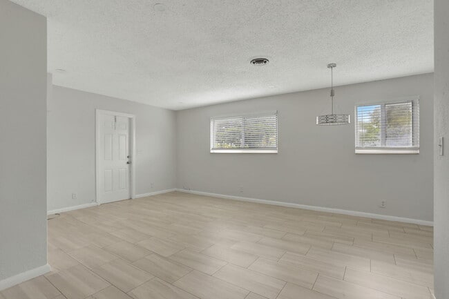 Building Photo - 3041 NE 7th Ave