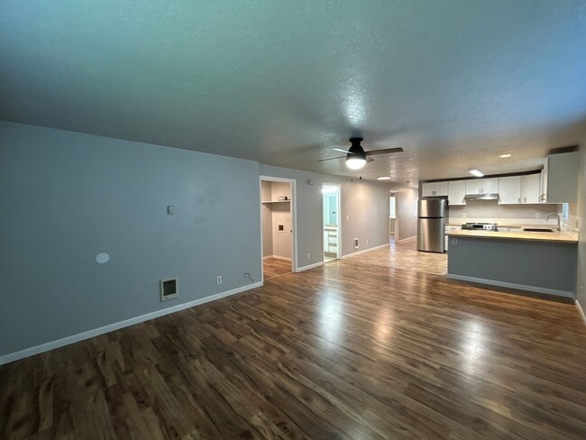 Building Photo - 2855-2855 SW Umatilla Ave
