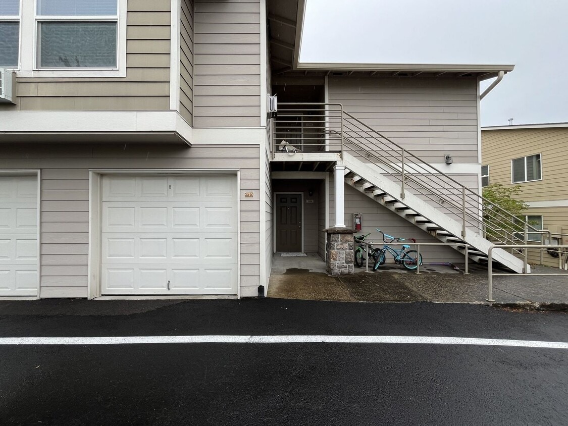 Spacious 904 Sq Ft Home in Bethany with Garage Parking, Washer/Dryer & Modern Kitchen Features - Spacious 904 Sq Ft Home in Bethany with Garage Parking, Washer/Dryer & Modern Kitchen Features