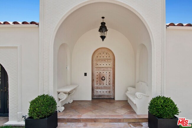 Building Photo - 915 N Benedict Canyon Dr