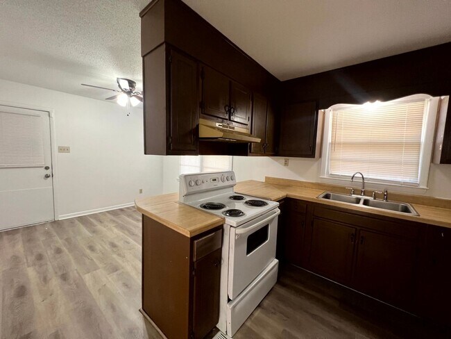 Building Photo - 1632 Tryon Drive ~ Englewood Sec 02