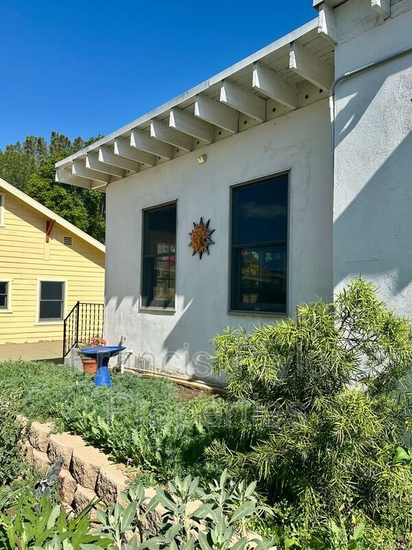 Building Photo - 441 E 7th Ave