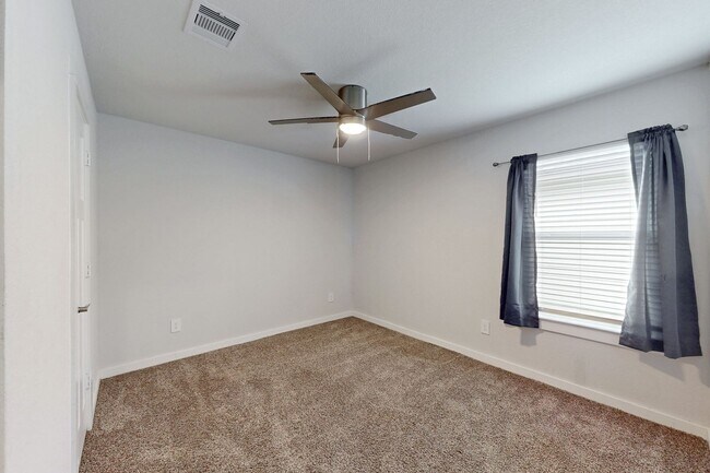 Foto del edificio - 3 Bedroom, 2 Bath in Midtown Subdivision C...