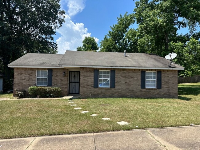 Building Photo - Three Bedroom Two Bath