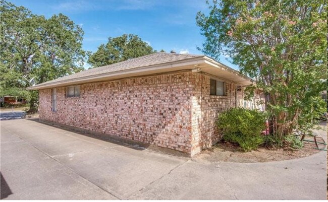 Foto del edificio - 1200-1202 N OConner Road