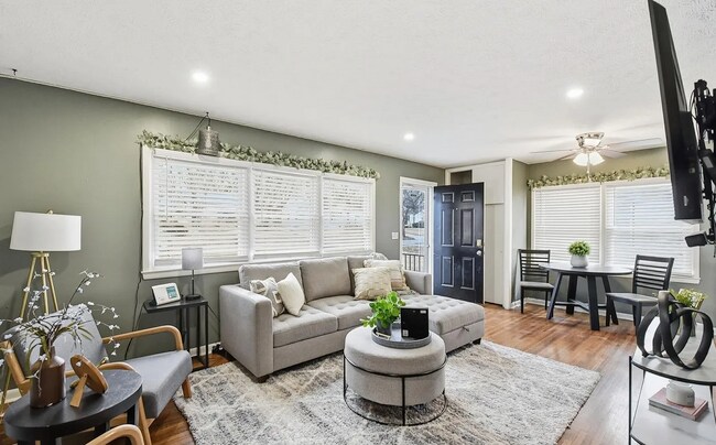 Sala de estar - 7733 Webster St