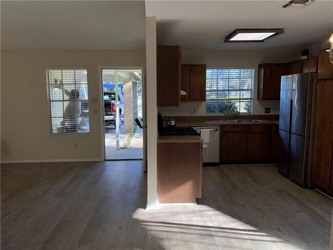Foto del edificio - 7706 Brodie Ln