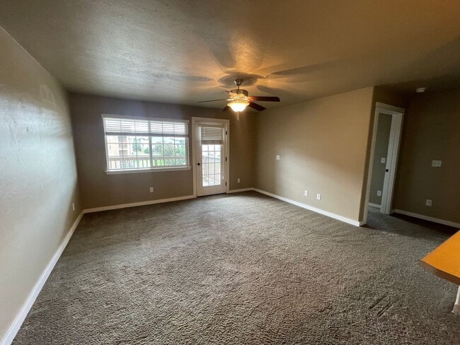 Building Photo - 2 bedroom 2 bath condo centrally located o...