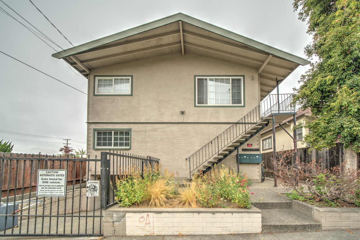 Primary Photo - 2119 Russell St