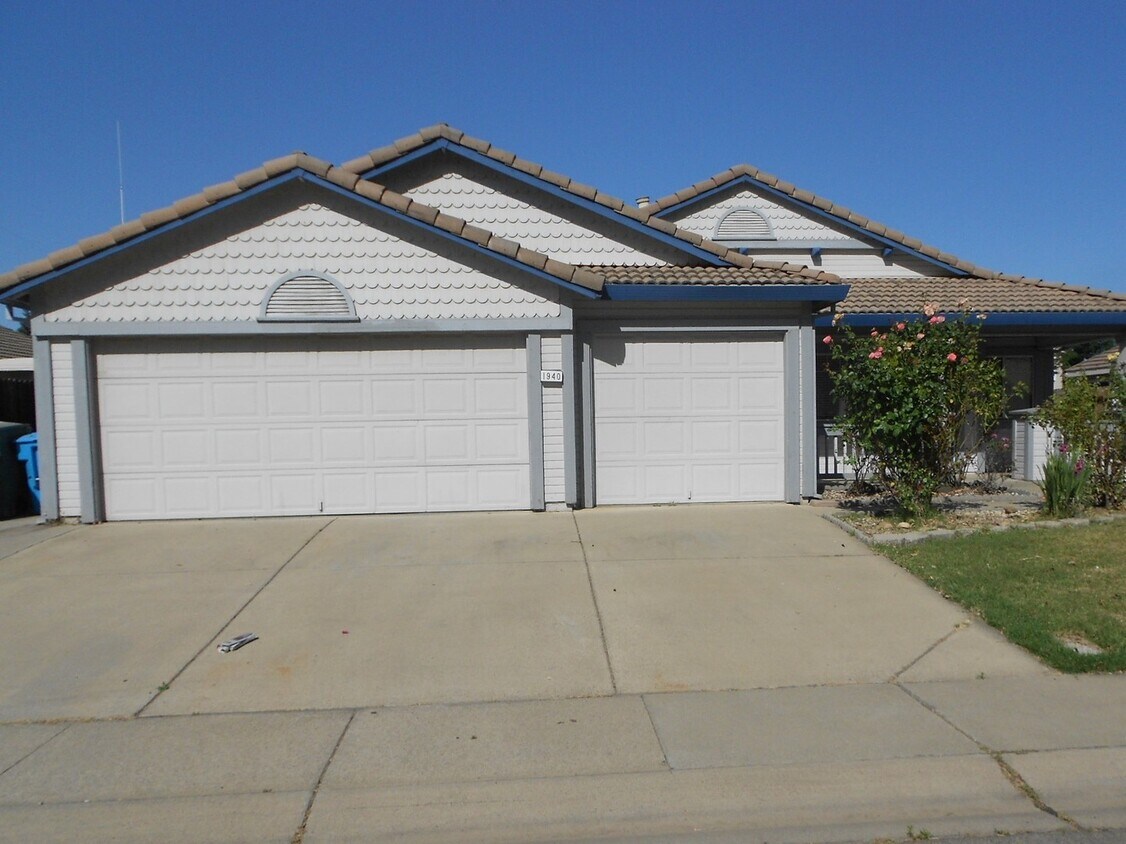 Foto principal - 4 bedroom 2 bath house in Yuba City
