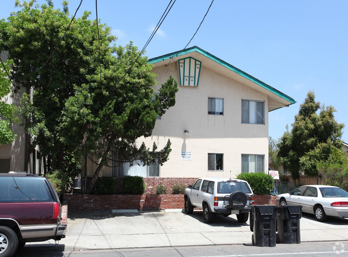 Building Photo - 4750-4756 Seminole Dr