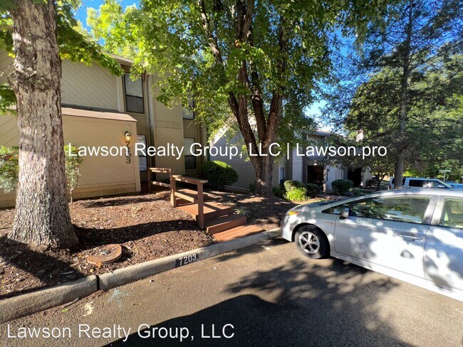 Building Photo - 2 br, 1.5 bath House - 7203 Woods Crossing...