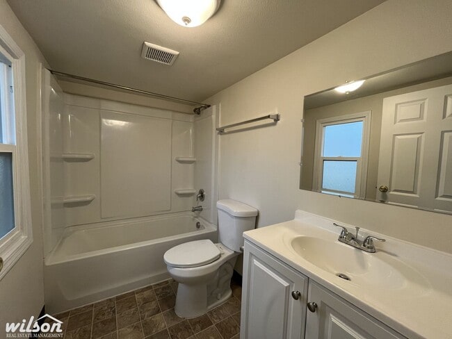 Building Photo - Updated Bungalow with 4 Bedrooms and 2 Ful...