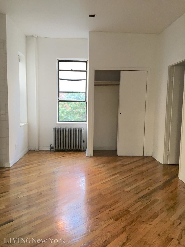 Building Photo - 306 E 86th St