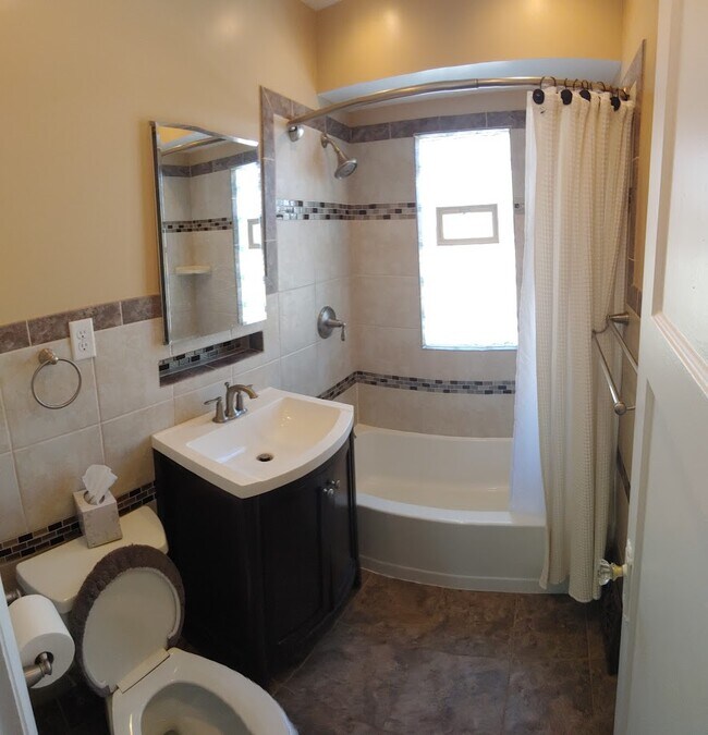 Foto del edificio - 4470-4470 N Larkin St