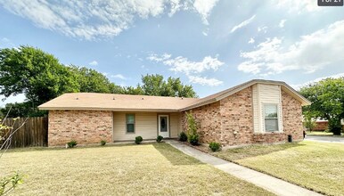 Building Photo - 4511 Tanglewood Cir