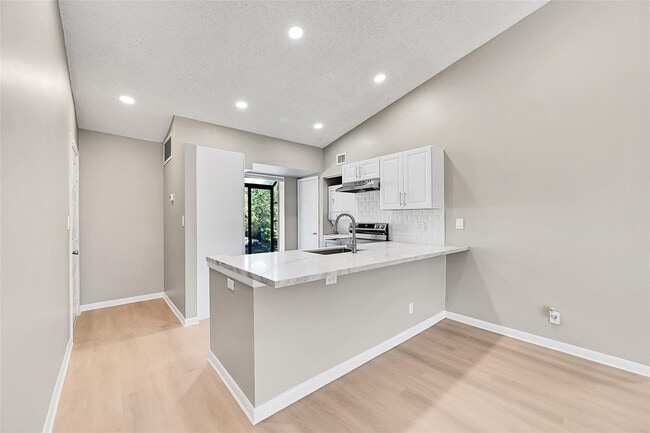 Foto del edificio - 719 Gardens Dr