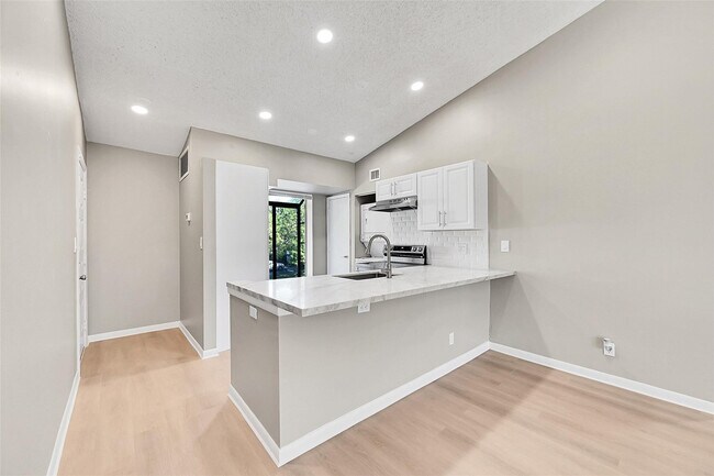 Building Photo - 719 Gardens Dr