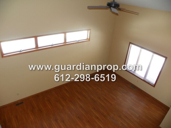 Building Photo - End Unit Townhouse Available June 1st, Vaulted Ceilings, Large Patio, Loft Area